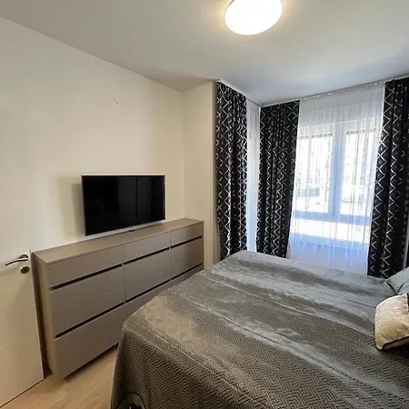 One-bedroom Beautiful Riverfront Eliza Apartment