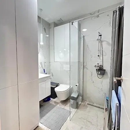 One-bedroom Beautiful Riverfront Eliza